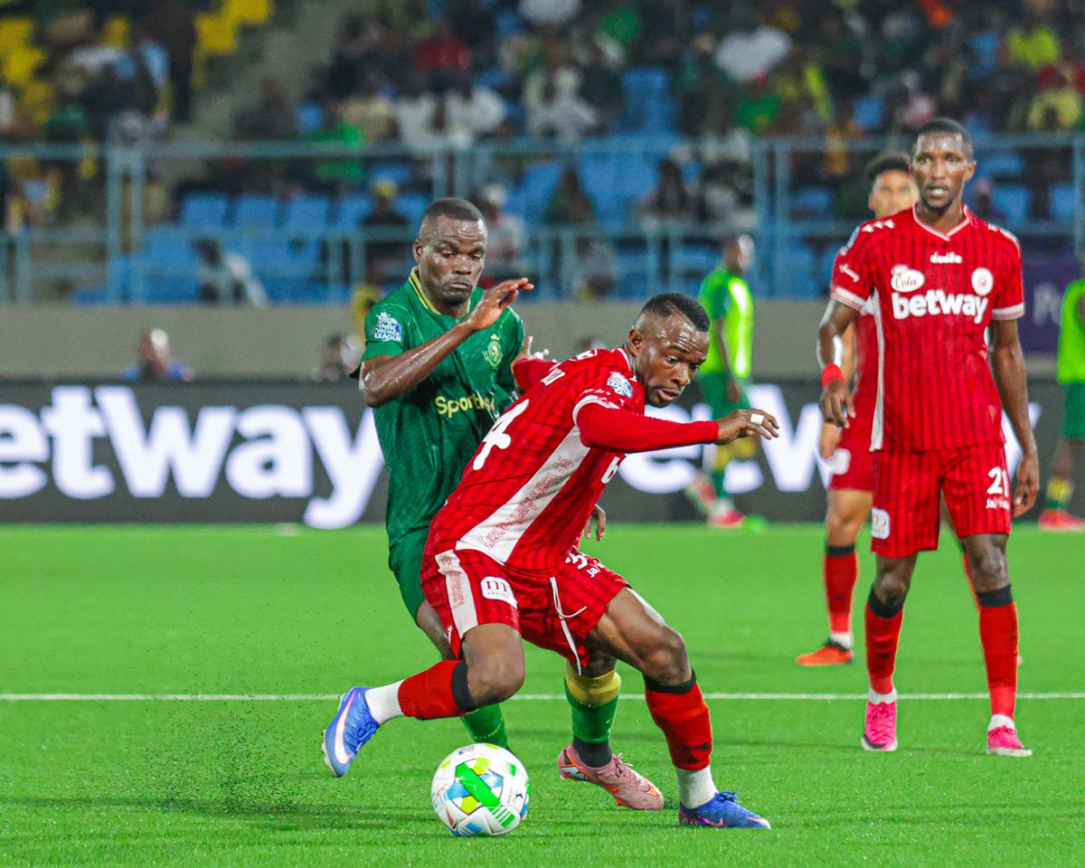 Msimamo wa Ligi Kuu NBC: mchezaji wa Simba SC akipambana na mchezaji wa Young Africans kwenye Dabi ya Kariakoo