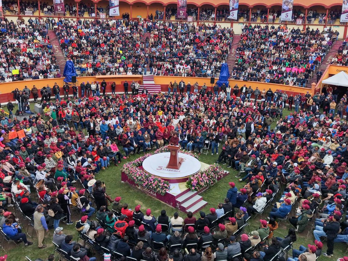 LorenaCuellar's tweet photo. Hace cinco años, el pueblo decidió en las urnas cambiar la historia de #Tlaxcala y abrirle paso a la Cuarta Transformación en nuestro estado. Hoy, puedo decirles que esa confianza se convirtió en más de 7 mil obras, en hospitales, escuelas y apoyos que llegaron a quienes llevaban décadas esperando. Hicimos justicia social.

Lo hicimos con honestidad, sin endeudar al estado y con una convicción que guía cada decisión: el dinero del pueblo debe regresar al pueblo. Ese es el camino que aprendimos con el Presidente Andrés Manuel López Obrador y que hoy continuamos junto a nuestra Presidenta Claudia Sheinbaum.

Amo profundamente esta tierra. Servirles es el mayor honor de mi vida y seguiré entregando lo mejor de mí hasta el último minuto del último día. Tenemos obras que concluir, derechos que garantizar y una transformación que consolidar.

Gracias por caminar conmigo, por confiar y también por exigir. Cada logro lleva el esfuerzo y trabajo de nuestra gente. La Cuarta Transformación le pertenece al pueblo y Tlaxcala está por encima de cualquier cosa.

¡#AquíEstáTlaxcala, con resultados y con el corazón de su pueblo!