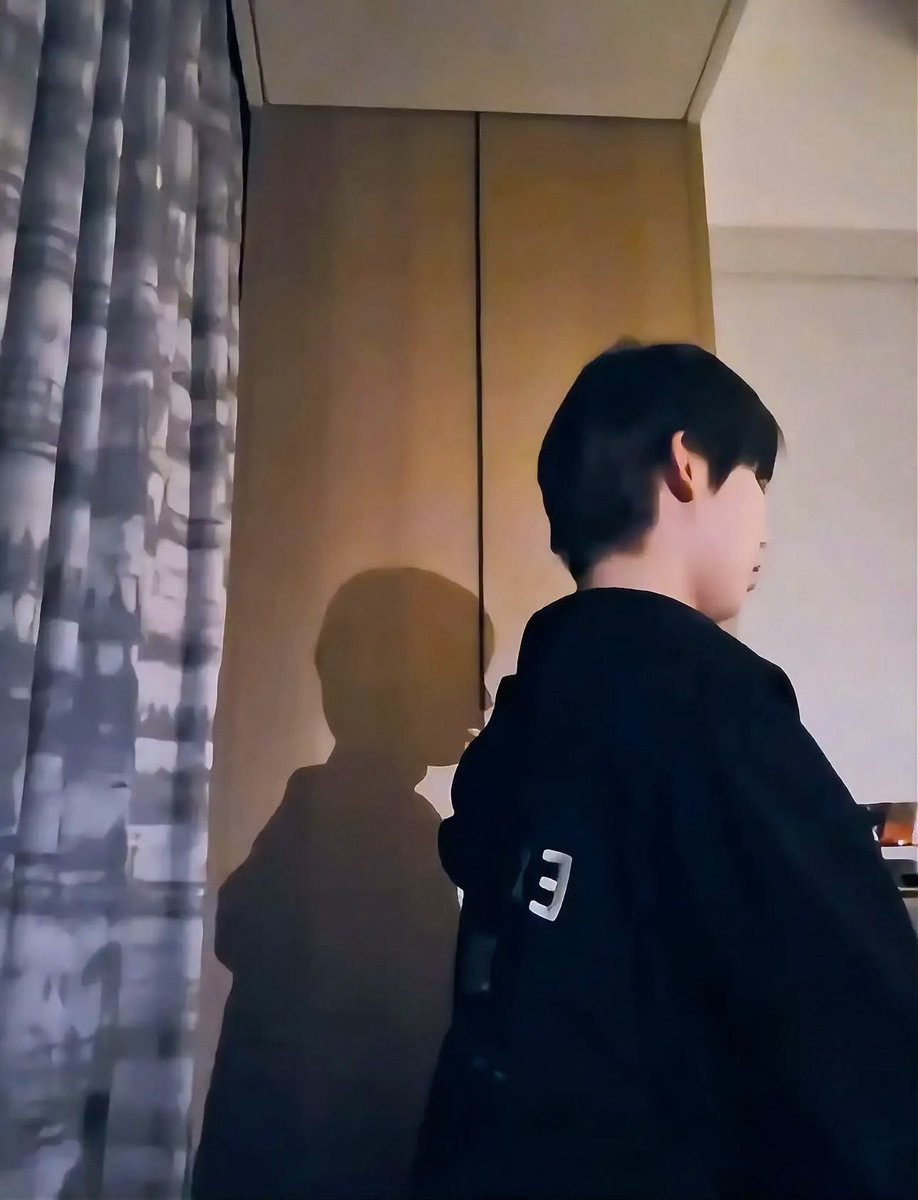 sunymysunshine's tweet photo. this sequence of sunoo turning around, looking at us and proceeding to give us the prettiest smile ever https://t.co/ggfOXmkFgi