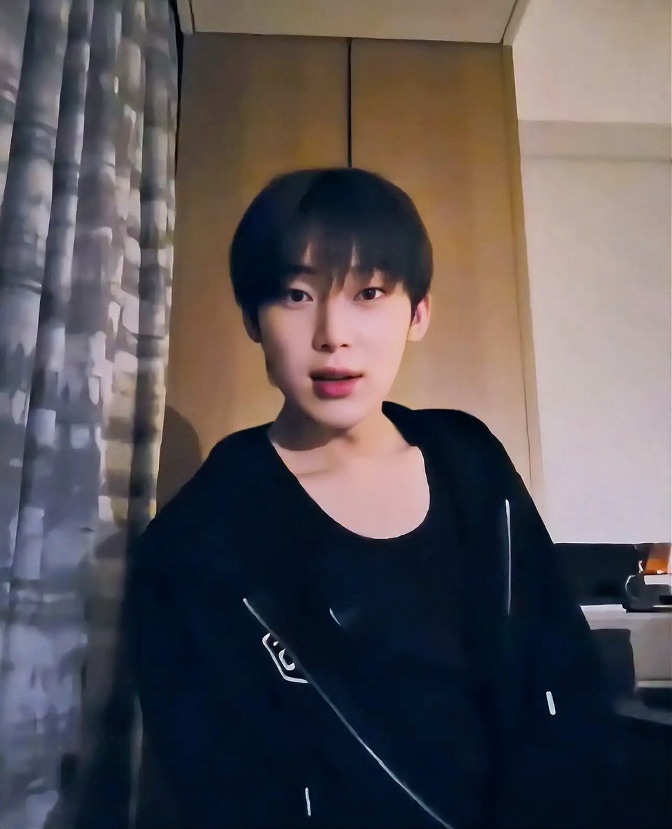 sunymysunshine's tweet photo. this sequence of sunoo turning around, looking at us and proceeding to give us the prettiest smile ever https://t.co/ggfOXmkFgi
