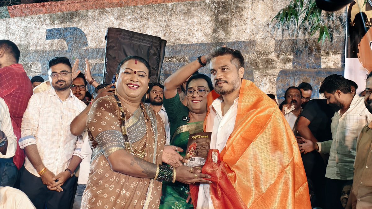 GaneshgSpeaks's tweet photo. 🤦आणि आमचे शिक्षक ..!🤐

#तृतियपंथीयांनाही  💪 MPSC आणि UPSC ची संधी मिळावी यासाठी काम करणाऱ्या आणि स्वतःही प्रयत्न करणाऱ्या शिवानीताई आणि मयुरीताई यांनीही कोल्हापूरहून पुण्यात येऊन विद्यार्थ्यांच्या आंदोलनाला पाठिंबा दिला. तृतियपंथीयांनीही आंदोलनाला पाठिंबा दिल्याने या (१) https://t.co/tswFDsxVKG