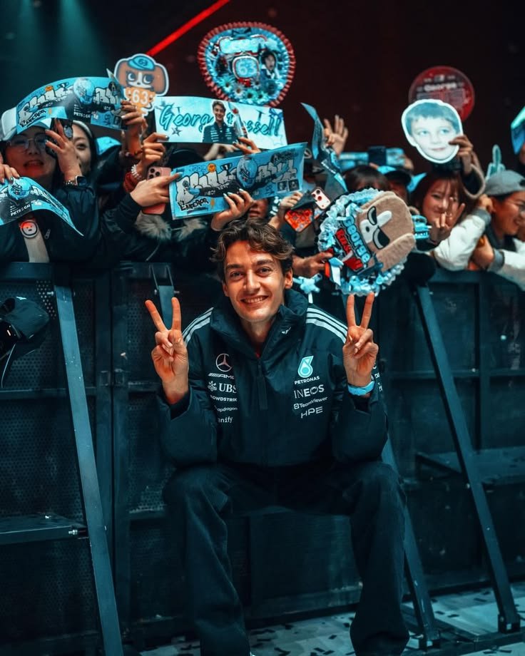 lietogirlsx's tweet photo. los de espword sorprendidos de que George ahora es él piloto con mas fans en todo Asia, diciendo q no entiende el por que, q vieron russellistas múltiplicarse en todos los gps jsksks y van a seguir viendo hijos de puta, pq el cariño genuino es lo unico que no pueden copiar https://t.co/gScBP762WL
