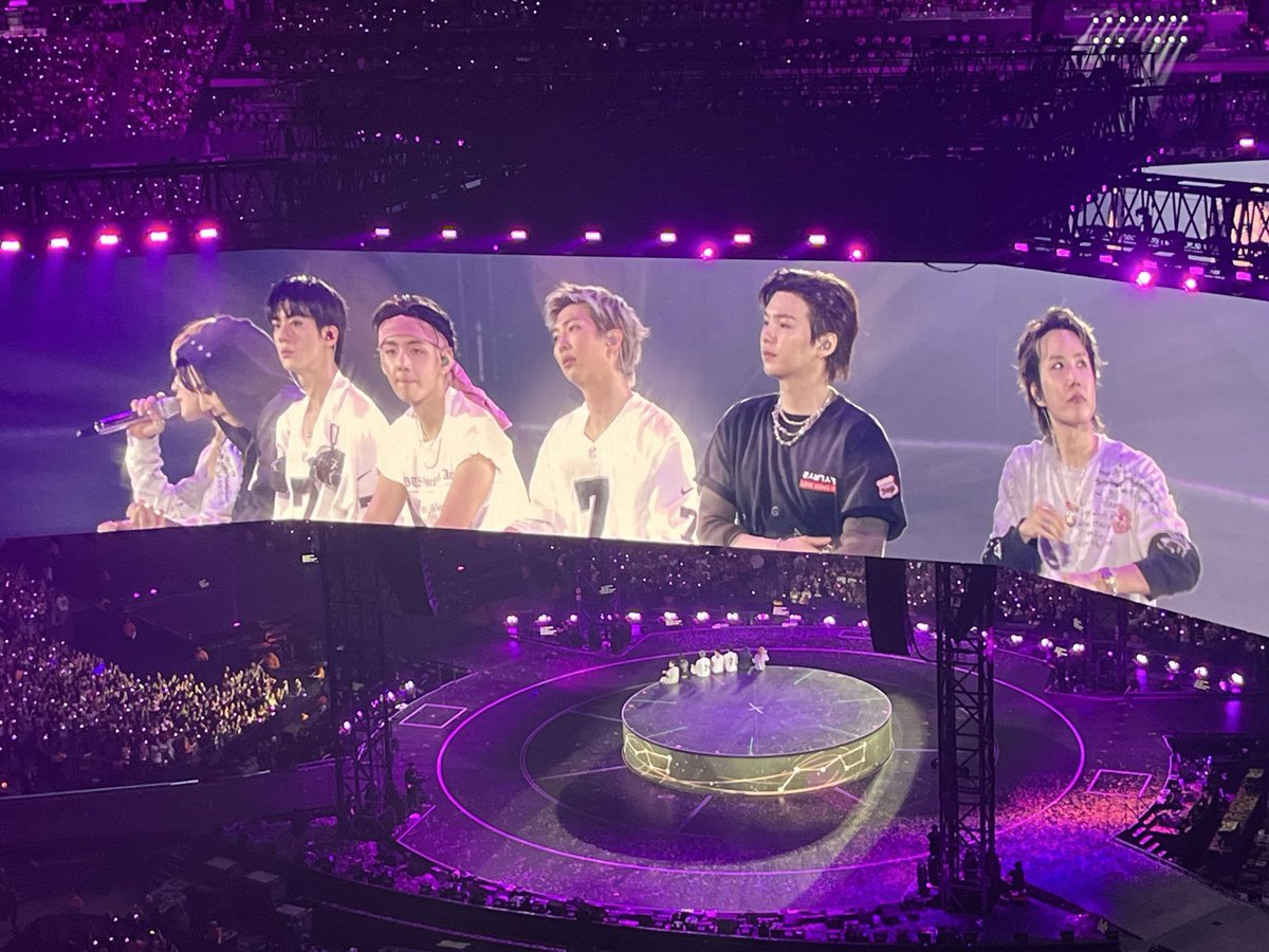 Ladychow666's tweet photo. Has to be my first kiss 💋 😉and first OT7 concert in Boravegas … simply magical ✨ https://t.co/kGWqcFBlnC