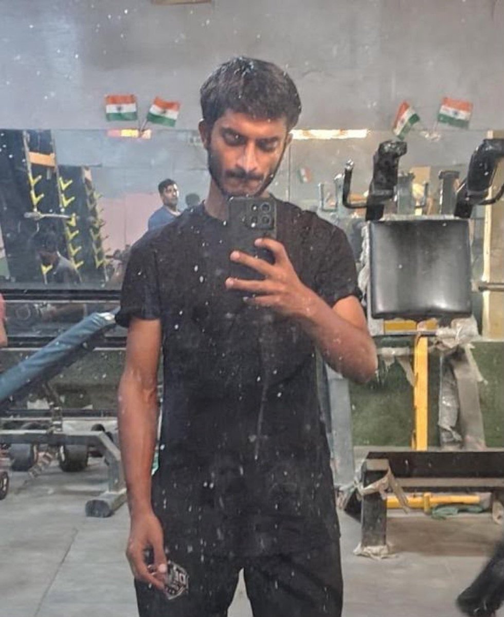Shivanidv's tweet photo. 🙏 नमस्ते आचार्य जी!

आपका ये झुनु अब 💪 जिम जाने लगा है। जिम से संबंधित अपनी ज़िंदगी का कुछ साझा करना चाहता हूँ। ❤️

27 साल का हो गया, पर अभी तक ऐसा नहीं हुआ था कि कभी पूरे महीने लगातार जिम गया हूँ। पहले भी कई बार जिम जॉइन किया था, पर तब अंधकार में था, डर में था, हीनभावना में था, जिस कारण कभ�� भी स्थिरता नहीं आ सकी। 🌑

पहले पता ही नहीं था कि जिम जाना क्यों है, शरीर का काम क्या है, क्यों शरीर को ठीक रखना है। बस वही था कि जिम जाना होता है, तो मैं भी जॉइन कर लेता था। पर भीतर हीनभावना थी खुद को लेकर कि बहुत पतला हूँ, शरीर का वज़न भी कम है, तो जिम जाकर कैसे वज़न उठा पाऊँगा? सब देखकर क्या बोलेंगे कि इतना कम वज़न भी नहीं उठ रहा तुझसे? और ऐसा होता भी था। बहुत बार लोग हँसते थे और यहाँ तक कि घर वाले भी। ��💔

इसलिए मैं कभी भी लंबे समय तक जारी नहीं रख पाया और अंत में यह निष्कर्ष निकाल लिया था कि जिम मेरे लिए नहीं है, मेरा शरीर जिम के लिए नहीं बना है, वगैरह-वगैरह।

लेकिन जब आपने समझाया कि शरीर क्या है, स्वस्थ रखकर इसका क्या उपयोग किया जा सकता है, किस स्तर तक शरीर को महत्त्व देना है, स्पोर्ट्स, रनिंग और जिमिंग क्यों ज़रूरी हैं, तब मैंने 🏃 रनिंग करना शुरू किया, घर पर वर्कआउट करना शुरू किया और अब पिछले बीस दिनों से जिम भी जा रहा हूँ, बिना किसी डर, बिना किसी हीन��ावना के, बिना किसी की परवाह किए कि लोग क्या कहेंगे। 💪🔥

अब भीतर एक स्पष्टता है। 💡 पता है कि जिम आने का अर्थ क्या है, इसका महत्त्व क्या है।

शुरुआत ढाई के डम्बल, दस की बेंच और बीस की लेग प्रेस से हुई है। 🏋️‍♂️

हाँ, बहुत कम है, लेकिन आचार्य जी, ज़रूर मैं इसको धीरे-धीरे बढ़ाऊँगा और एक स्वस्थ शरीर बनाने पर ध्यान दूँगा। 🌱💪

आख़िर में एक बात और कहना चाहता हूँ, आचार्य जी। मुझे हमेशा यह लगता था कि मेरे अंदर भावना नहीं है, आँसू जल्दी नहीं आते हैं, पर अभी यह सब लिखते हुए मेरी आँखें भीग चुकी हैं। 🥹❤️‍🩹

अगर आपने ज़िंदगी जीना नहीं बताया होता, तो मैं जीवन भर हीनभावना में ही जीता रहता। 🙏

धन्यवाद, आचार्य जी! ❤️🙏

#AcharyaPrashant #Sports

Posted by Akash on Acharya Prashant App.

Download Now -

https://t.co/Jv9RmdHA0w

@Prashant_Advait @Advait_Prashant