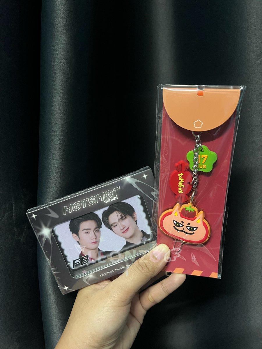 leonzoxog's tweet photo. แจกงับ ได้ไซน์กับฟอสบุ๊คอะเกน🥹

การ์ดเซท รี
พวงกุญแจ 💗

สุ่มพรุ่งนี้ 11/10 18.00น.

FORCEBOOK MAFOX FAM TIME
#GMMTVFANIVAL2026HappyFamilyxFB https://t.co/v6zYFolRyS
