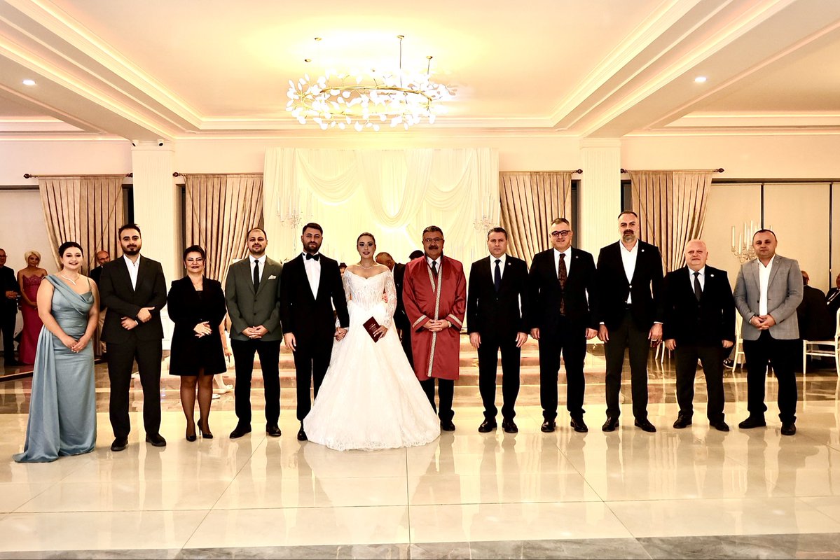 YeniPartiAmasya's tweet photo. Hayatlarını birleştirerek yeni bir yolculuğa adım atan Yeni Parti Merzifon İlçe Başkanımız Av. Fatih Efecan Sevindik ve Ecem Doğuç çiftimizin nikâh törenine katılarak mutluluklarına ortak olduk.

Merzifon Belediye Başkanımız Alp Kargı’nın kıydığı nikâh töreninde; milletvekillerimiz Hasan Çilez ve Reşat Karagöz, Amasya Belediye Başkanımız Turgay Sevindi,Baro Başkanımız Edip Hakan Subaşı ile birlikte nikâh şahitliği yapmanın mutluluğunu yaşadık.

Sevginin, saygının ve dayanışmanın her daim hâkim olduğu bir yuva kurmalarını temenni ediyor; genç çiftimize sağlık, huzur ve mutluluk dolu bir ömür diliyorum.

Bir ömür boyu mutluluğunuz daim olsun! ❤️

İlker Küp
Yeni Parti Amasya İl Başkanı
