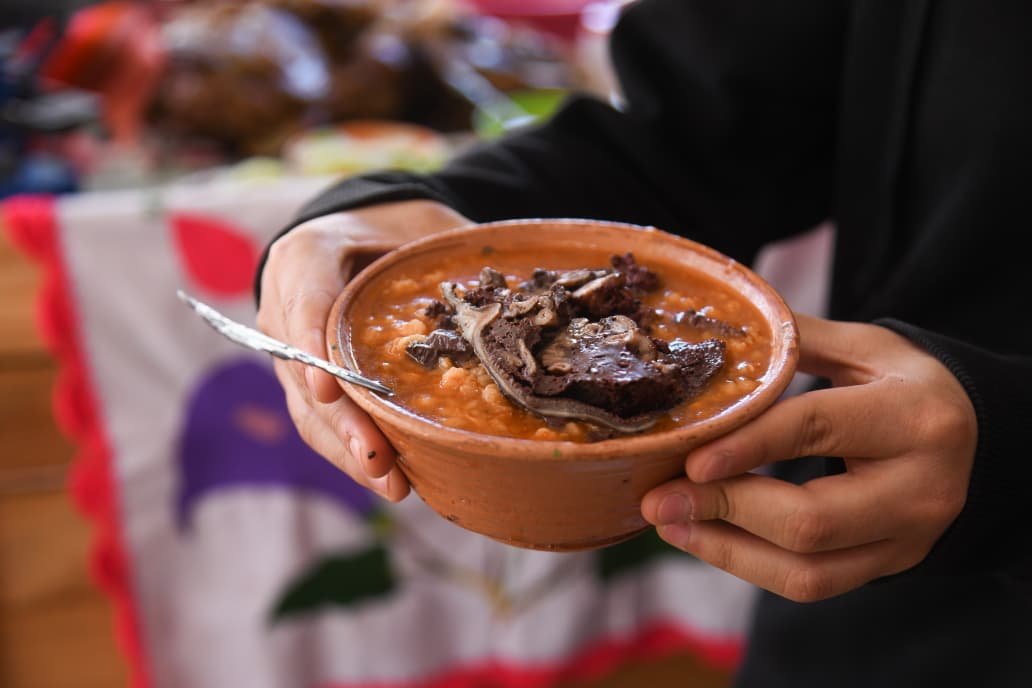 ContraProMx's tweet photo. 😱😱¿Listas y listos para mañana? 😱😱 🌮🌮🌮 

El Festival de la #Barbacoa y la #Cerveza Artesanal en Villa #Tejúpam de la Unión te espera

* Vive Tejúpam este 11 de octubre y disfruta de su gastronomía, productos locales y un programa cultural

#Oaxaca de Juárez, Oax., 10 de octubre de 2026.- Este domingo 11 de octubre se realizará el Festival de la Barbacoa y la Cerveza Artesanal de Villa Tejúpam de la Unión, en donde las personas asistentes podrán disfrutar de sus sabores, artesanías y tradiciones. 

La tercera edición de esta celebración, tendrá lugar en la explanada municipal de Villa Tejúpam de la Unión, de 8:00 a 18:00 horas, en que visitantes podrán degustar la tradicional barbacoa de Tejúpam, preparada con carne de borrego y cocinada en horno bajo tierra con pencas de maguey.

A través de 11 stands se ofrecerá esta especialidad, acompañada de masita, consomé y tortillas hechas a mano, además de cerveza artesanal elaborada por personas productoras locales.

También habrá mezcal, curados y pan tradicional, que complementarán la propuesta gastronómica de esta celebración.

El programa cultural iniciará a las 11:00 horas con la presentación del grupo de danza “Raíces Tejupenses”; a las 12:00 horas se ofrecerá un concierto de chilenas mixtecas y posteriormente se contará con la participación del cantante Emanuel Santa Cruz.

Con esta celebración, Villa Tejúpam de la Unión comparte su riqueza gastronómica y cultural, y abre un espacio para el encuentro de turistas nacionales e internacionales con las tradiciones de la Mixteca, que contribuye a dinamizar la economía de la comunidad.