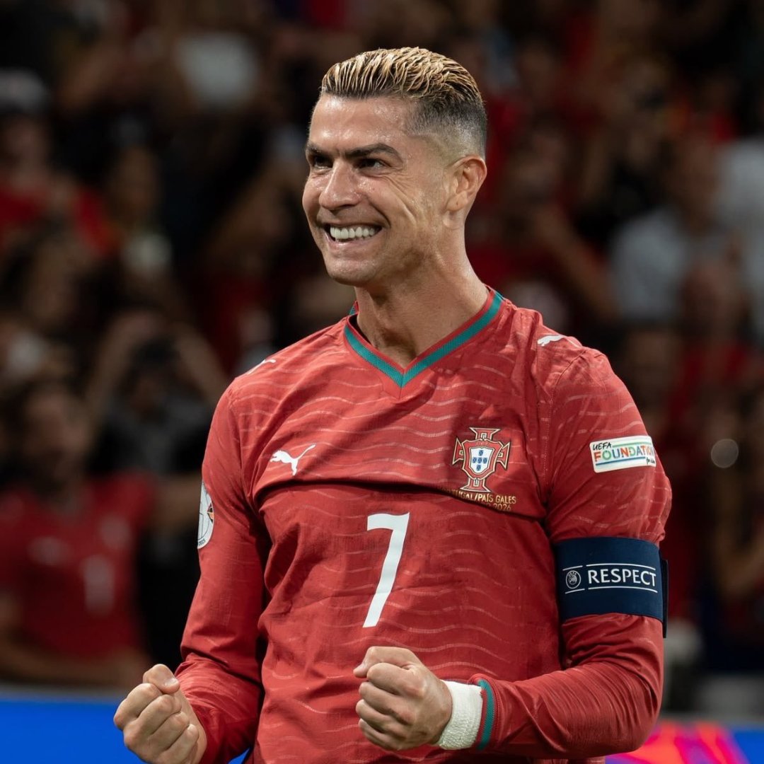 pusholder's tweet photo. Portekiz Futbol Federasyonu Başkanı Proença: “Biz, Jorge Jesus ve tüm takım, Cristiano Ronaldo'nun geri dönmesini istiyor.

Kasım ayındaki milli arada takımla birlikte olmasını bekliyorum. O da geri dönmek istiyor. O, tarihin en iyisi." https://t.co/hD4R24M10h