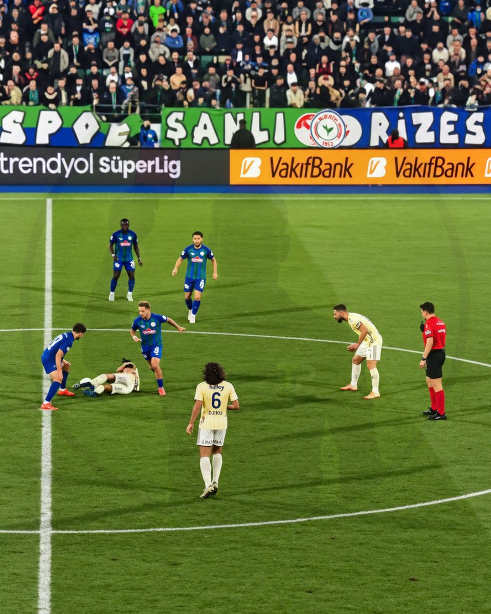 Tartismalar's tweet photo. Fifa hakemimiz Ozan Ergün’ü özetleyen 4 kare:

1- Ariss İrfan Can’ın ayağına net basıyor, faul + sarı kart.
2- Hala basıyor.
3- Ayağını kaldırıp son bir daha basıyor.
4- Son karede Ozan Ergün’ün konumunu görüyoruz.

Ve sadece faul verdi.
Maçın kartsız bitmesi çok normal.
#CRSvFB https://t.co/k7yYXwh7vF