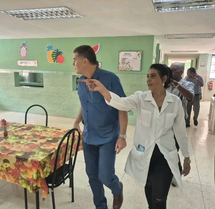 MINSAPCuba's tweet photo. @polivaoscar @JulioGIzq 🧸🎈✨ Inauguraron la sala de juego infantil del Hospital, como parte del respaldo del MINCEX al municipio Marianao.

💙 Un espacio pensado para que los niños hospitalizados puedan jugar, distraerse y sonreír durante la etapa de recuperación. 

#CubaPorLaVida https://t.co/JCnyXONG2j