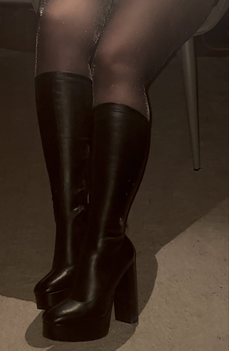 MissPaula666's tweet photo. Wasza Pani wychodzi na miasto z koleżankami 🍷

Wszystkie pieski pod mój obcas i służyć mi dzisiaj jak wam rozkaże👠���

#findom #polishfindom #findomdom #dojenie #blik https://t.co/BS3CF5No8g