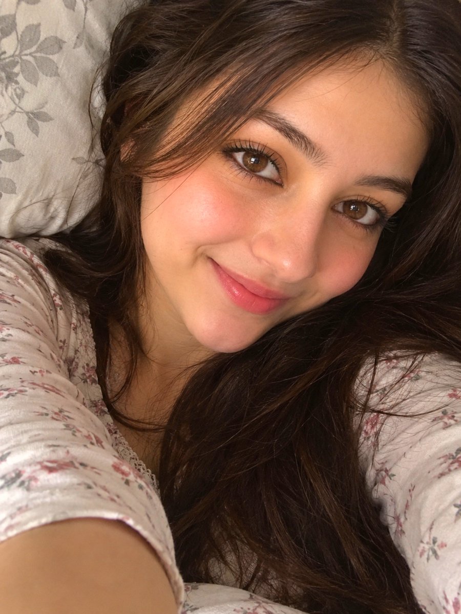 isra_907's tweet photo. وہ کہتا ہے کہ۔۔۔
*_تمہارے چہرے کے خدوخال میرے تخیل کے عین مطابق ہیں_* 

*_تمہاری حسین آنکھوں میں کھویا لڑکا تمہیں بتانے سے قاصر ہیں

 کہ تم اسے خوبصورت لگتی ہو🩹💐🖤_*

#قومى_زبان https://t.co/9xZBy5s7ZA