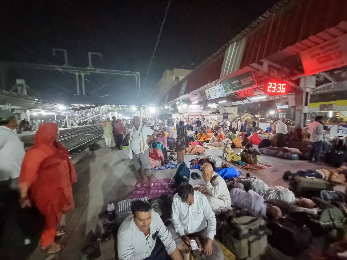 tryaks89's tweet photo. गया स्टेशन पर 3 घंटे से ट्रेन का इंतज़ार, यात्री परेशान और रेलवे की व्यवस्था नदारद! आखिर जवाबदेही किसकी? @RailMinIndia @AshwiniVaishnaw https://t.co/DcGP8c7i7B