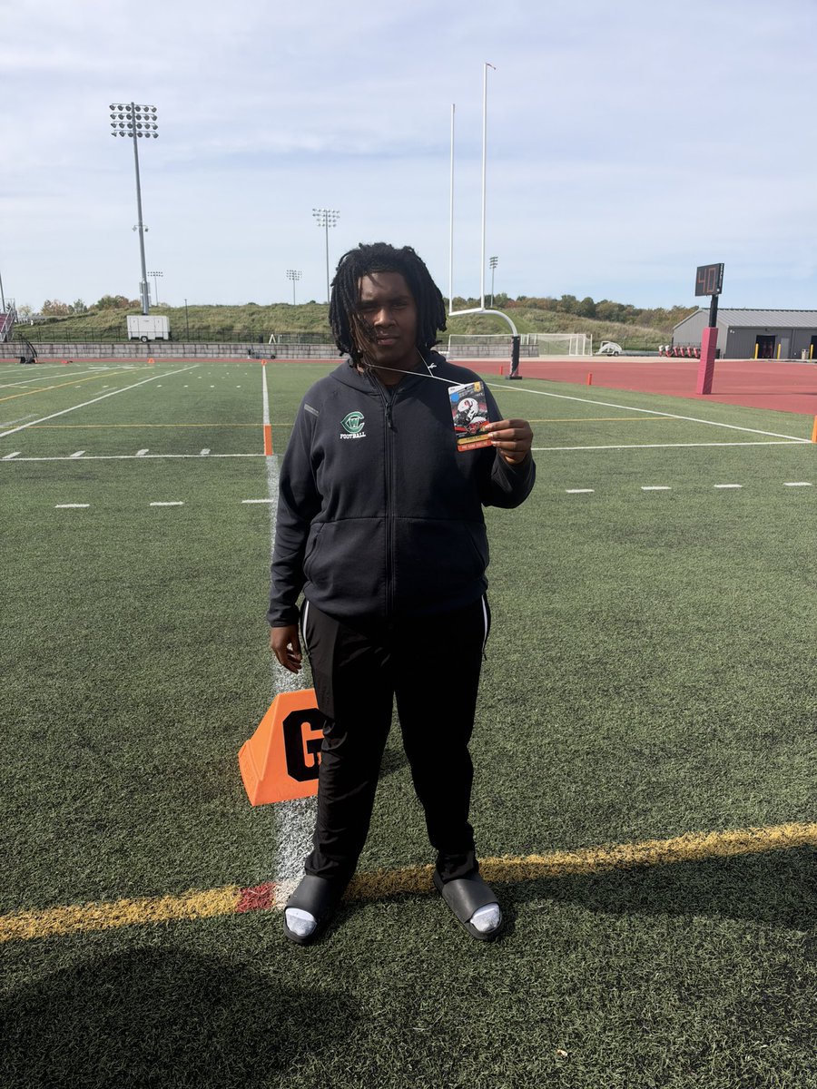 JavonVarnesdeel's tweet photo. Blessed to say I received my first D2 offer from @DU_Football. Thanks to @DevinRussell73 @alex_pallone @SparkyMcEwen1 for having me out today!!⚫️🔴 

@GRWCAthletics @GRWCFootball @CoachLGrove https://t.co/KOwrTj9Zp4
