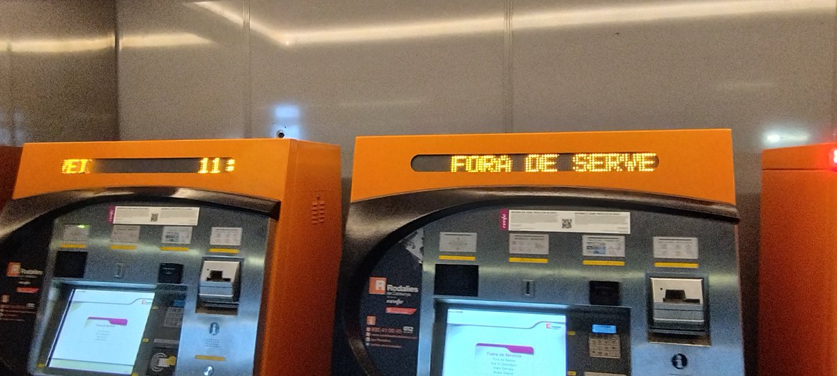 periketetu's tweet photo. 10 d'octubre.
Ha passat ja una setmana d la caiguda total del servei d @rodalies.
Van passant els dies i sembla q s'estan 'oblidant' d'anunciar la pròrroga en la validesa dels abonaments mensuals vigents. 
Sr Illa, fer pagar per un servei q no es presta tè un nom.
Se'n diu ESTAFA https://t.co/2N84MsspyI