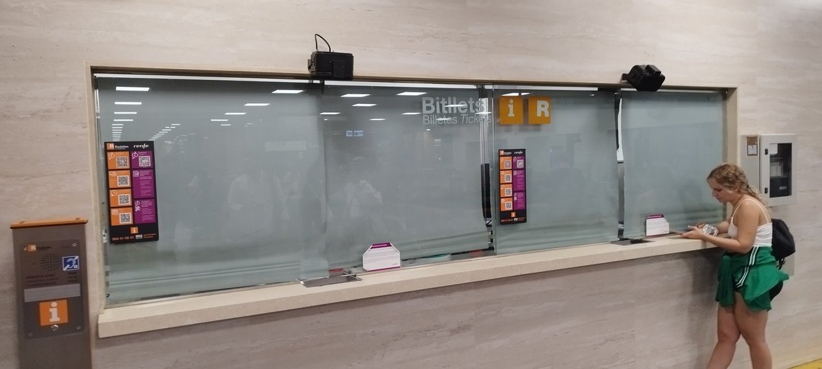 periketetu's tweet photo. 10 d'octubre.
Ha passat ja una setmana d la caiguda total del servei d @rodalies.
Van passant els dies i sembla q s'estan 'oblidant' d'anunciar la pròrroga en la validesa dels abonaments mensuals vigents. 
Sr Illa, fer pagar per un servei q no es presta tè un nom.
Se'n diu ESTAFA https://t.co/2N84MsspyI
