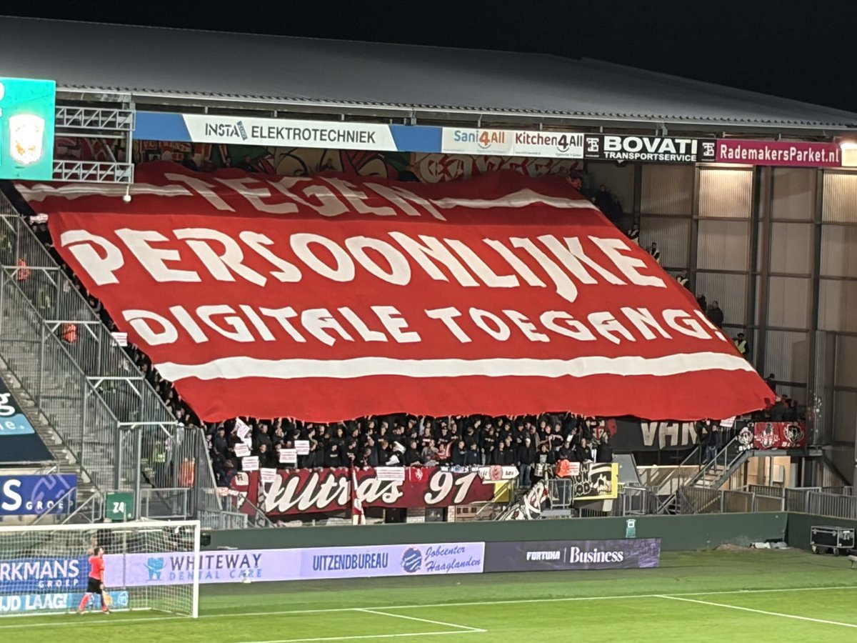 UltrasNed26's tweet photo. Ook FC Twente kwam na een minuut stilte met een krachtig spandoek, waar we allemaal mee eens zijn! #ultras #PDTWegErmee #tifosi #FCTwente #FortunaSittard https://t.co/rcnaDBRjfW