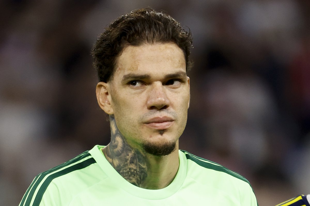 OptaCan's tweet photo. 84 - 2017/18'den bu yana en yüksek kurtarış yüzdesi yakaladığı lig sezonunu yaşayan Ederson (%84), çıktığı son iki maçta kalesine gelen 11 isabetli şutun tamamını kurtardı. Pelerin. https://t.co/tfHjMM3iIv