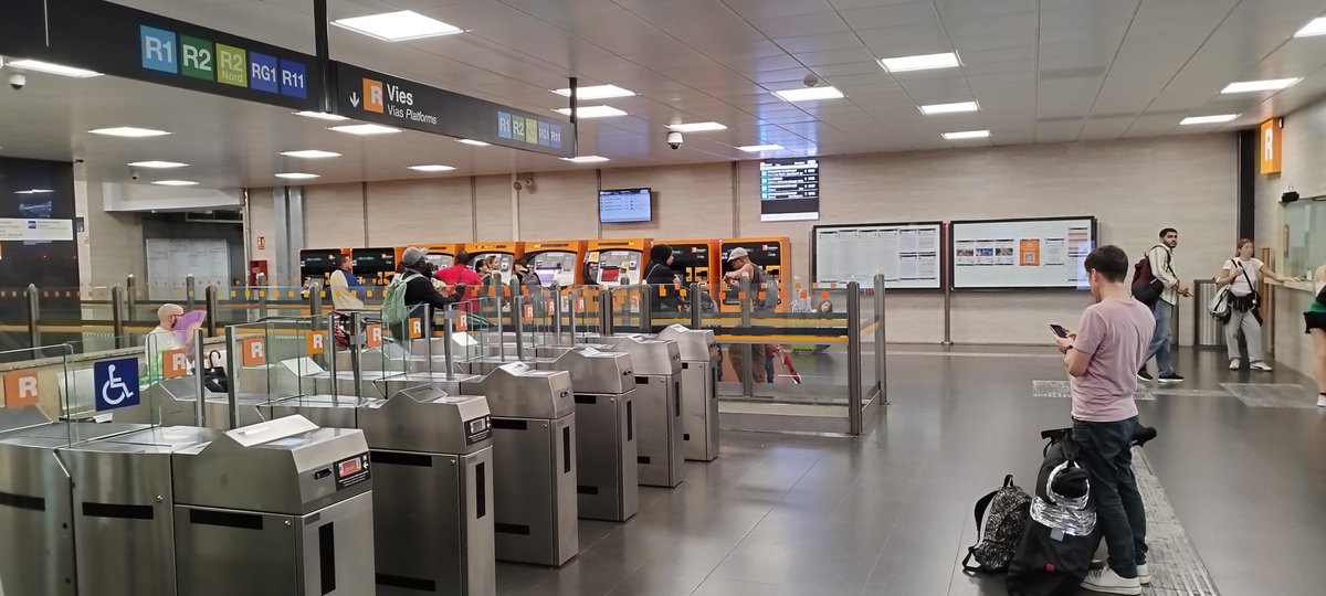 periketetu's tweet photo. 10 d'octubre.
Ha passat ja una setmana d la caiguda total del servei d @rodalies.
Van passant els dies i sembla q s'estan 'oblidant' d'anunciar la pròrroga en la validesa dels abonaments mensuals vigents. 
Sr Illa, fer pagar per un servei q no es presta tè un nom.
Se'n diu ESTAFA https://t.co/2N84MsspyI
