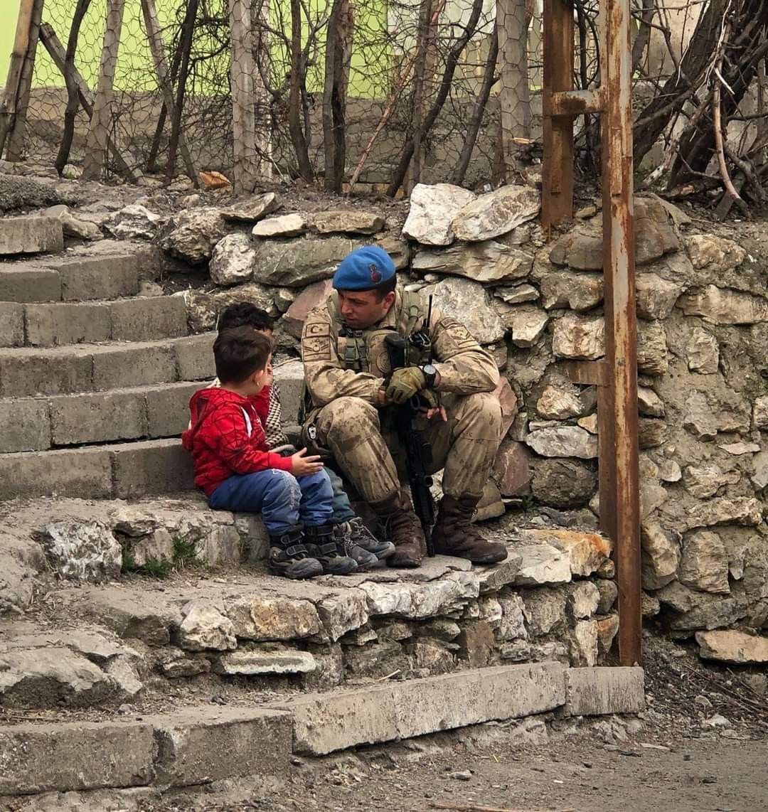 xmilitarist's tweet photo. Biri geçmişe, diğeri geleceğe bakıyor. https://t.co/rPE3uKtSou