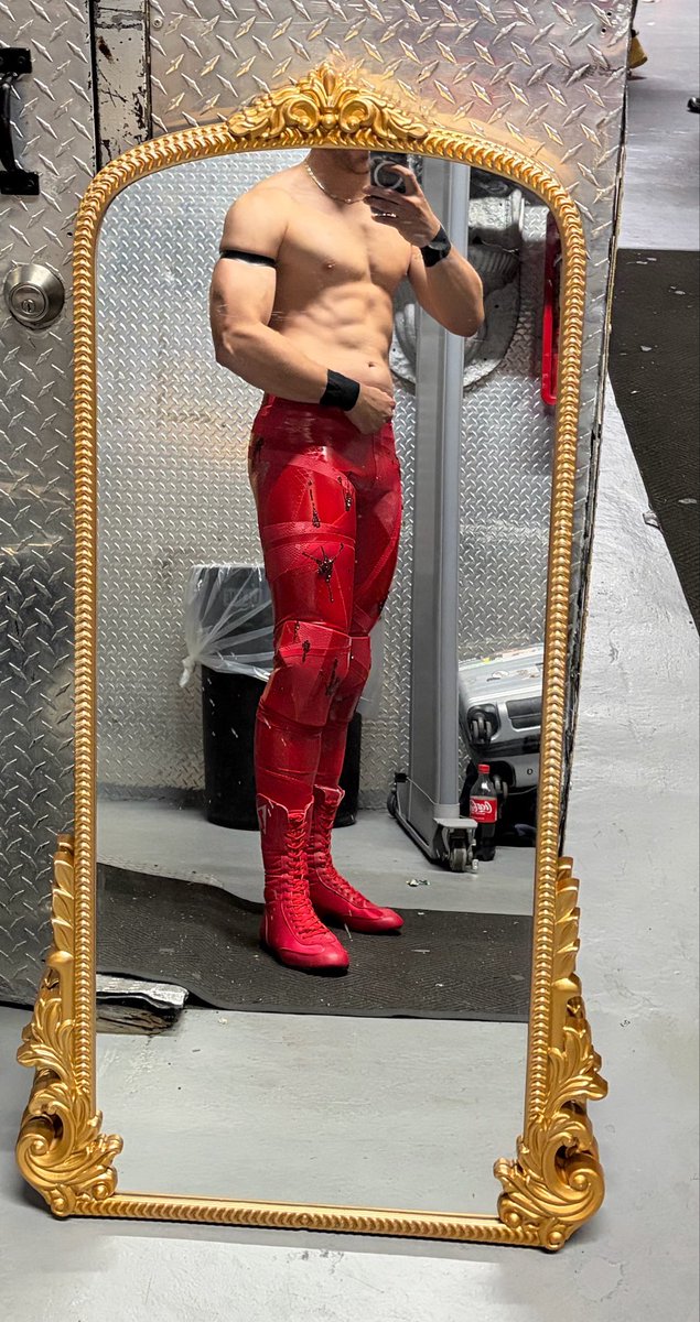 CharlesMas0n's tweet photo. Last year I beat @SwayArcher in a match. His consequence for losing was to be my personal gear maker and he has yet to fail me. Killed it once again 🥂 https://t.co/x7Id1vfAnN