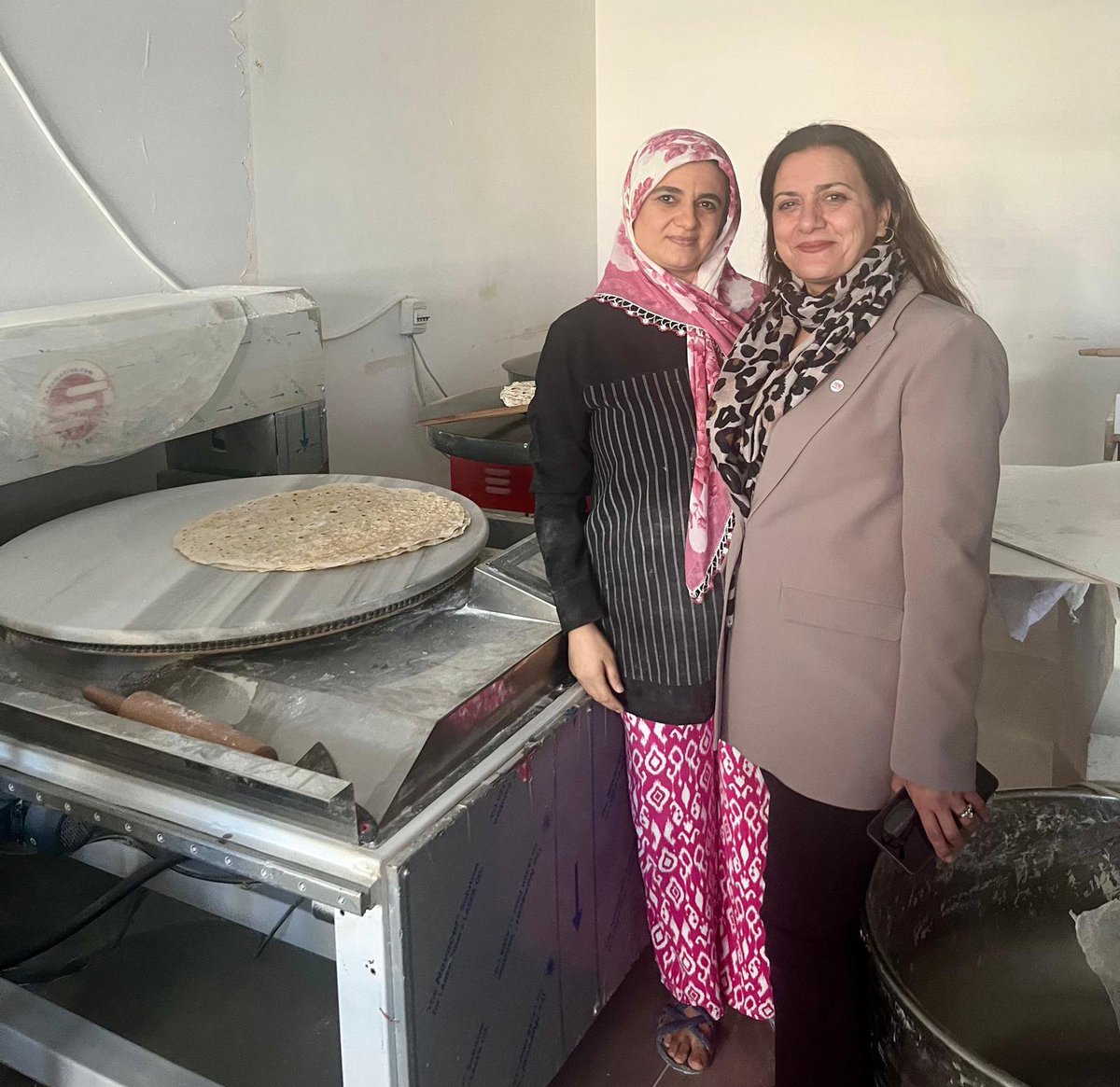 Melekcoskunn4's tweet photo. Yeni Parti Şanlıurfa il Kadın Kolu başkanlığı olarak Maşukta esnaf ziyareti yaparak sahaya indik .Emeğin Üretimin sahbetin yanındayız. @drasukaya @avMahmutTanal @bozansürücü @Yenipartişanlıurfailbaşkanlığı https://t.co/OrBTMYX8wh