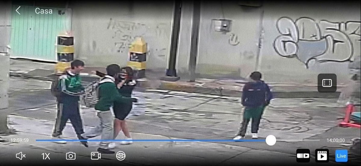 PandaDelAmor22's tweet photo. Perdida de 13 años ya fue localizada. 

Las últimas imagenes que se tenían de Camila eran con ropa bastante sugerente y abrazándose con una bola de payos que van a su misma escuela en la GAM. Regresó como si nada por la noche. 

#PandaNews https://t.co/BsDL2Tq8gg
