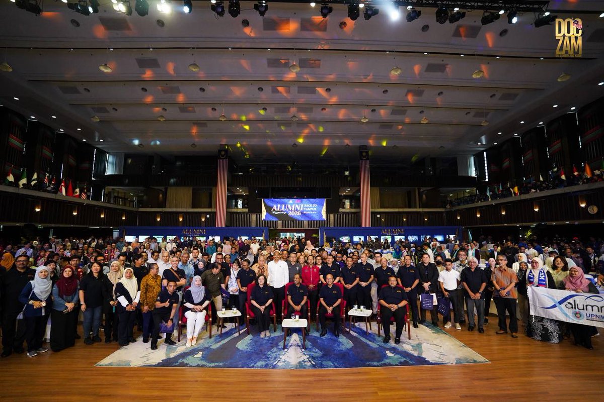 ZambryOfficial's tweet photo. Dari kampus kita bermula, kepada kampus kita kembali berbakti.

Alhamdulillah, saya merasmikan Alumni Back to Campus (ABTC) Peringkat Kebangsaan 2026 di Universiti Malaya, yang buat julung kalinya menghimpunkan alumni seluruh 20 Universiti Awam dalam satu gerakan bersama.

Dengan kekuatan sekitar 3.5 juta alumni, kita mempunyai jaringan pengalaman, kepakaran dan bakat yang amat besar. Saya mahu kekuatan ini diterjemahkan kepada manfaat yang nyata untuk mahasiswa, melalui pementoran, biasiswa, bantuan kebajikan, peluang latihan industri dan pekerjaan serta kerjasama penyelidikan.

Sumbangan alumni bukan sahaja berbentuk kewangan. Namun, sumbangan juga hadir dalam bentuk masa, ilmu dan kesediaan membuka peluang kepada generasi seterusnya. Satu bimbingan atau bantuan pada waktu yang tepat boleh mengubah perjalanan hidup seorang mahasiswa.

Saya juga mengharapkan agar para alumni dapat menghulurkan bantuan kepada mereka yang memerlukan, khususnya mahasiswa yang sedang berdepan kesusahan. Kita semua pernah bermula dari bawah. Ramai antara kita pernah merasai kesempitan hidup dan menerima bantuan yang membolehkan kita meneruskan pengajian.

Kini, tibalah masa untuk kembali berbakti. Hulurkanlah bantuan mengikut kemampuan, sama ada melalui sumbangan, bimbingan atau peluang pekerjaan. Mudah-mudahan, bantuan kita hari ini menjadi sebab seorang mahasiswa terus bertahan, menamatkan pengajian dan membina masa depan yang lebih baik.

Saya turut menyaksikan pelantikan 200 Rakan Alumni KPT serta peluncuran World Alumni Virtual Engagement (WAVE) untuk menghubungkan alumni di seluruh dunia. Walau di mana pun mereka berada, sentiasa ada ruang untuk menyumbang kepada universiti dan tanah air.

Universiti yang hebat bukan sahaja melahirkan graduan yang berjaya, tetapi graduan yang kembali berjasa. Semoga ABTC terus menggerakkan semangat ini demi masa hadapan pendidikan tinggi negara.

#AlumniBackToCampus
#ABTC2026
#KPT
#MalaysiaMADANI
#doczam