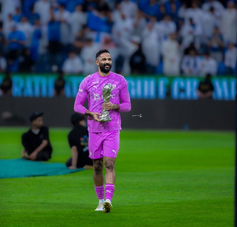 kalamna2030's tweet photo. صورة اللقاء بامتياز، العويس شايل الكاااس 🤩 #الهلال_الاتحاد https://t.co/OM1GkGnaW4