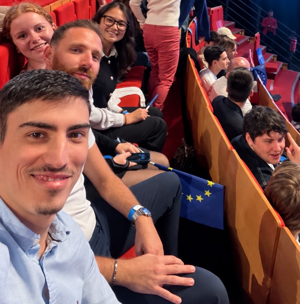 Maxime_Boudet's tweet photo. 🔹 « France, es-tu encore fidèle au serment fait à ta jeunesse ? »

À Lyon, @GabrielAttal pose la question qui nous engage tous. Donner à chaque jeune les moyens de réussir et des raisons de croire en l’avenir. 

— Voilà le combat. #AttalPrésident 🇫🇷 https://t.co/bz8R2mruQi