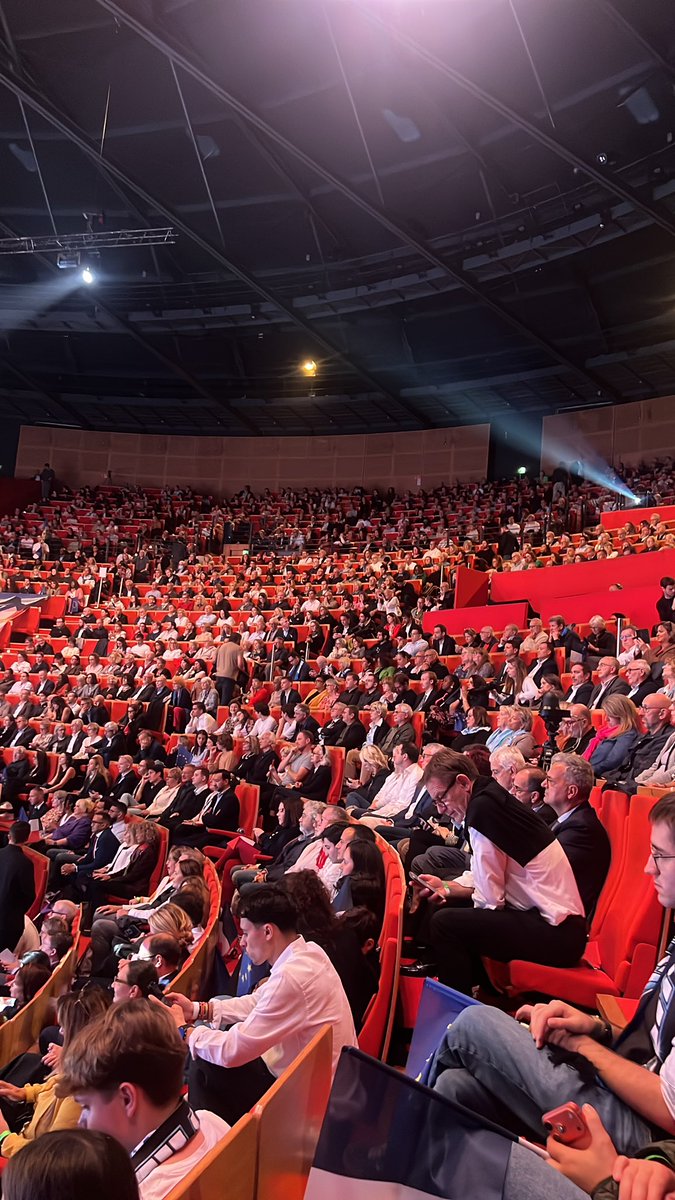 Maxime_Boudet's tweet photo. 🔹 « France, es-tu encore fidèle au serment fait à ta jeunesse ? »

À Lyon, @GabrielAttal pose la question qui nous engage tous. Donner à chaque jeune les moyens de réussir et des raisons de croire en l’avenir. 

— Voilà le combat. #AttalPrésident 🇫🇷 https://t.co/bz8R2mruQi