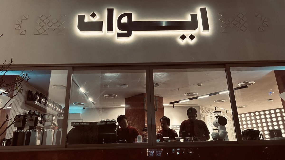 mutairi_80_'s tweet photo. الله عطاك الشعور اللي عليه الذهول
ومکانةٍ تبطي عباده ينالونها

تقبل ودقات قلبي مثل دق الطبول
تقرب وتبعد حياةٍ باهتٍ لونها

وعن السواليف ما ودي اقول وتقول
ودي عيونك على عيني يهلونها

سألتني في ليلة ويش يعني الميول
يعني خطاويك خطواتي يجرونها https://t.co/YIA1xQOqLU