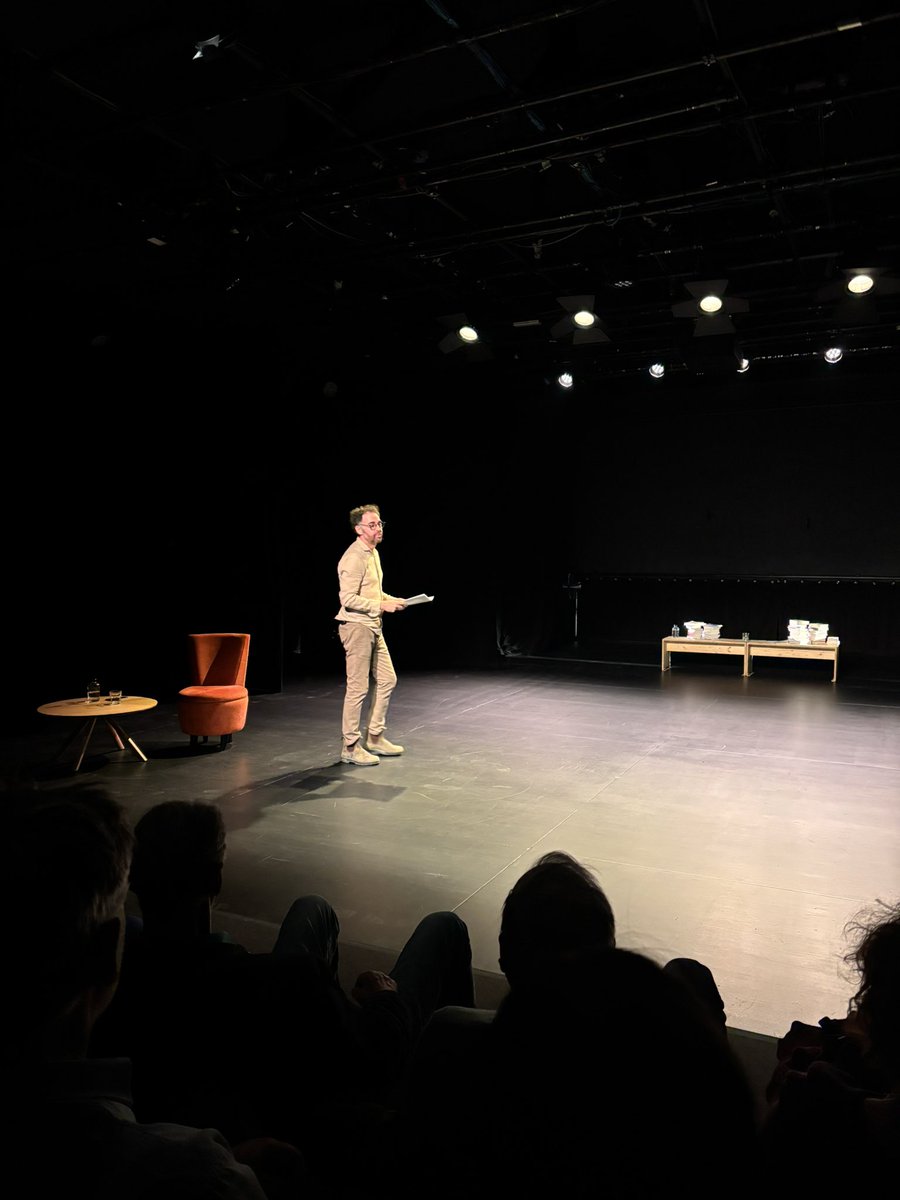 vblochlaine's tweet photo. Le spectacle de Jean Birnbaum au théâtre de la Concorde est génial. Il le joue tous les soirs jusqu’au 17 octobre.  Le Courage de la nuance @JeanBirnbaum https://t.co/TlbZSYriXc