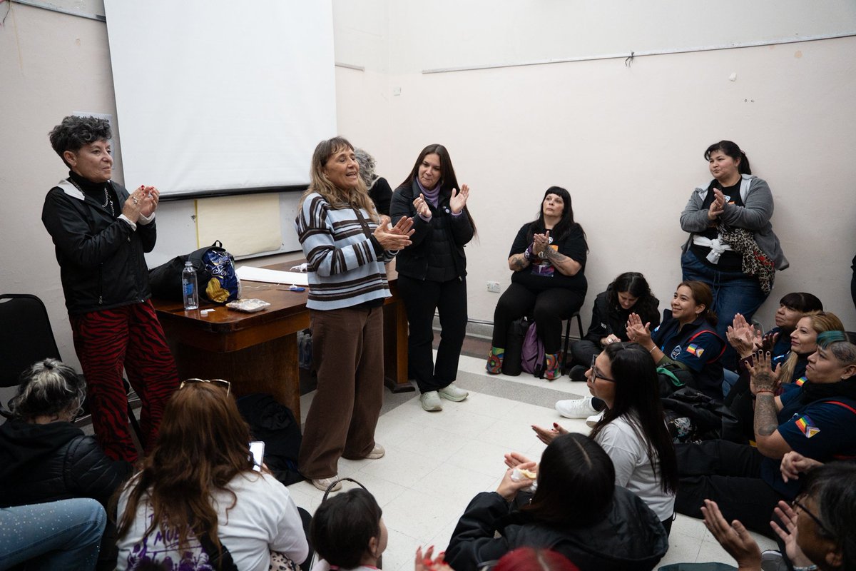 PrensaFATPREN's tweet photo. ✊ Compañeras de prensa de todo el país realizamos en el @Cispren un taller de formación y debate.

Invitamos a compañeras de muchos sindicatos a pensar colectivamente los postulados y el impacto del Ministerio de Capital (in)Humano.

##PrensaEnElEncuentro https://t.co/Sjlomha5Dt
