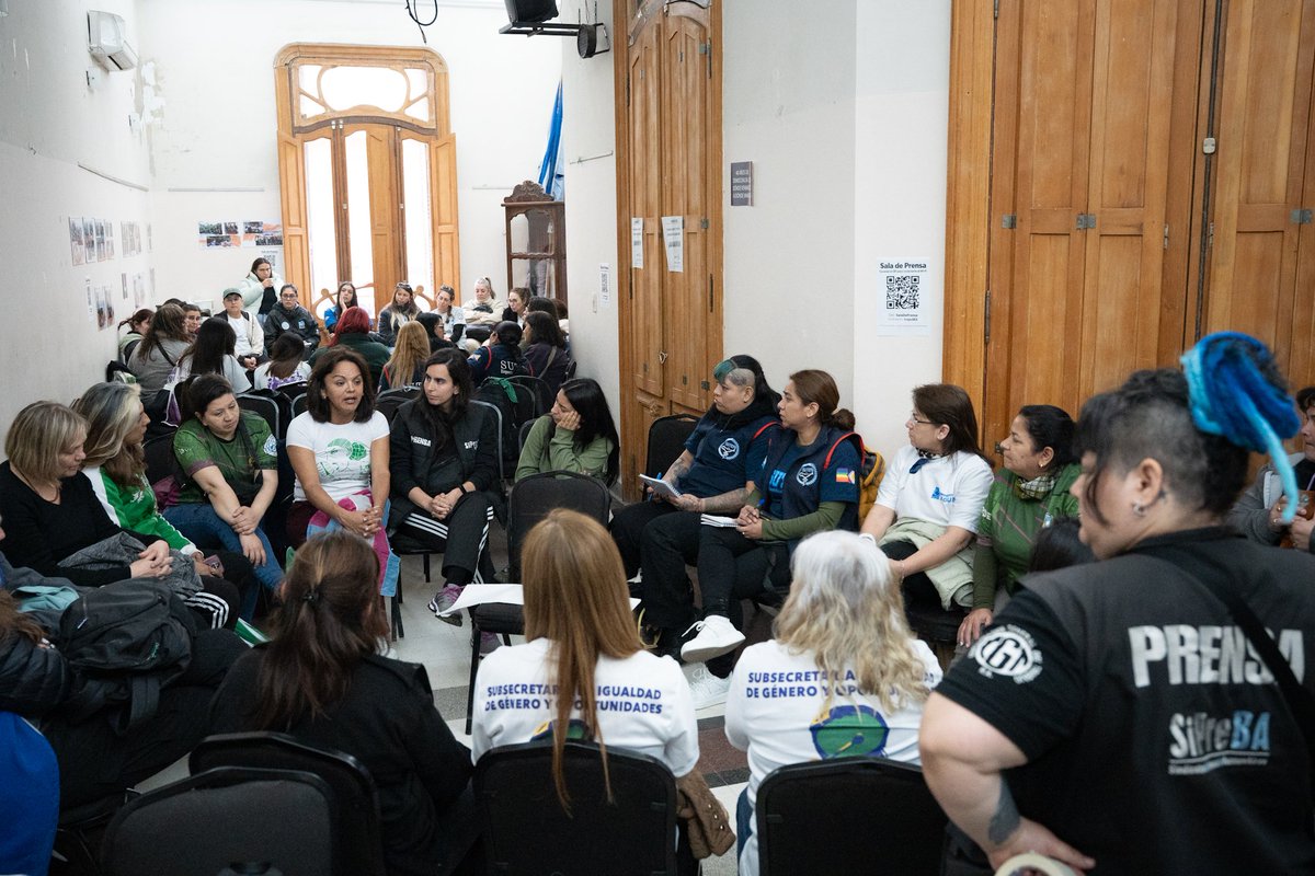 PrensaFATPREN's tweet photo. ✊ Compañeras de prensa de todo el país realizamos en el @Cispren un taller de formación y debate.

Invitamos a compañeras de muchos sindicatos a pensar colectivamente los postulados y el impacto del Ministerio de Capital (in)Humano.

##PrensaEnElEncuentro https://t.co/Sjlomha5Dt