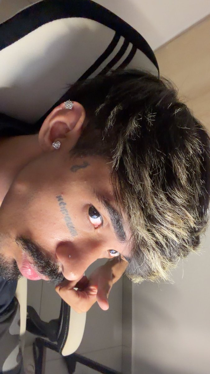 petalgabs's tweet photo. oi gente, esse sou eu e um biscoito 🙂 https://t.co/m9OZdm9Up3