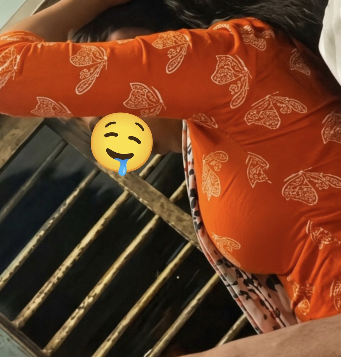 candidfreak1's tweet photo. Random ponnu 🥵 epd irruku mola 🍒 https://t.co/JO1MJQmImd