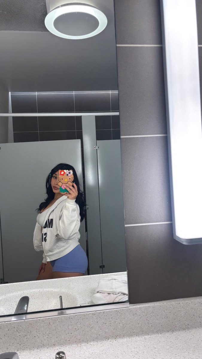 GL0RYYGIRL's tweet photo. locked in w myself https://t.co/wbOViAp2Gl