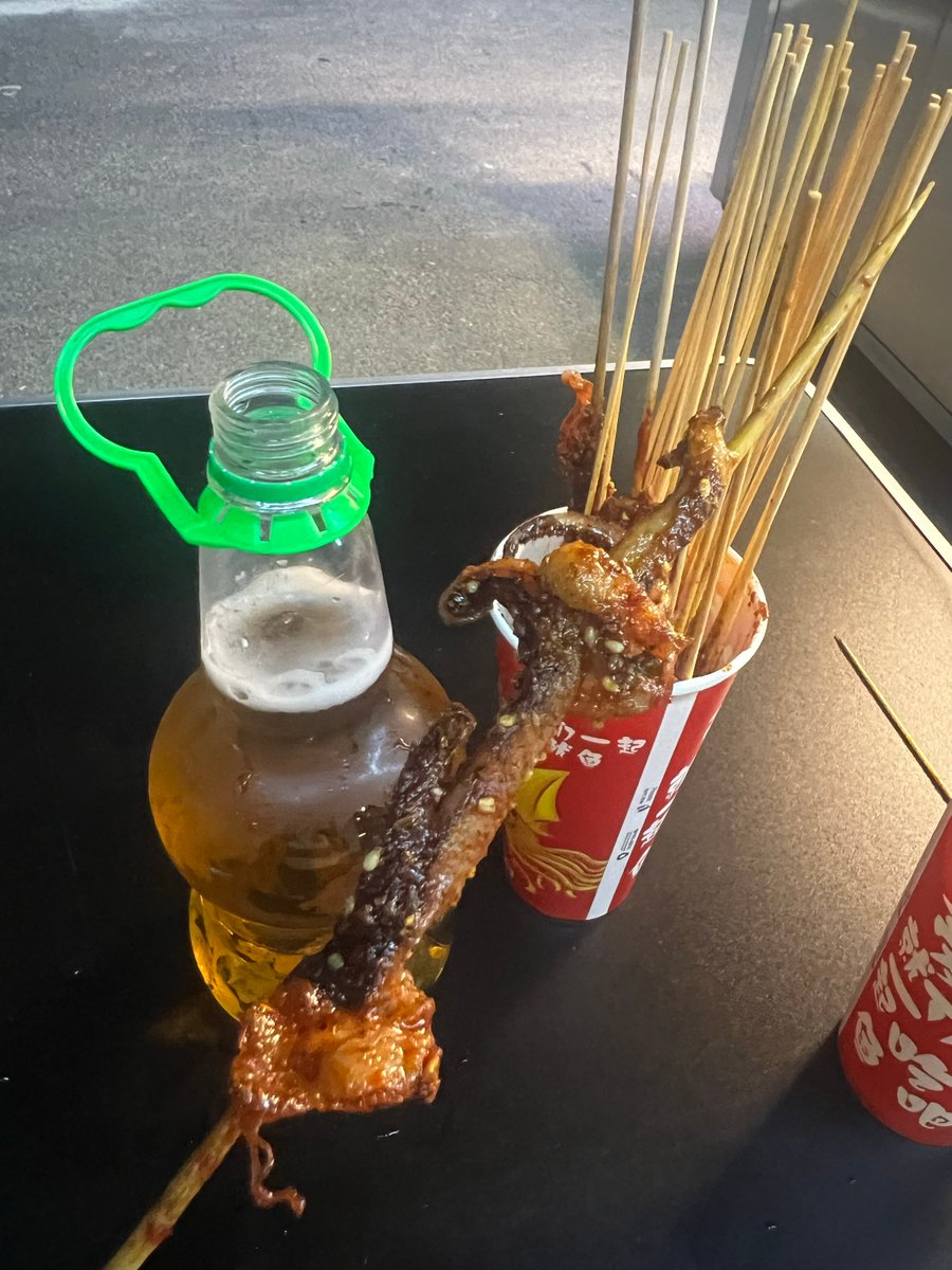INJA40083165's tweet photo. 酉の刻に、餃子をつまみに、拇指の先が沉むまで酥るビールで至福の夜！ https://t.co/Iu5C5q8EMi