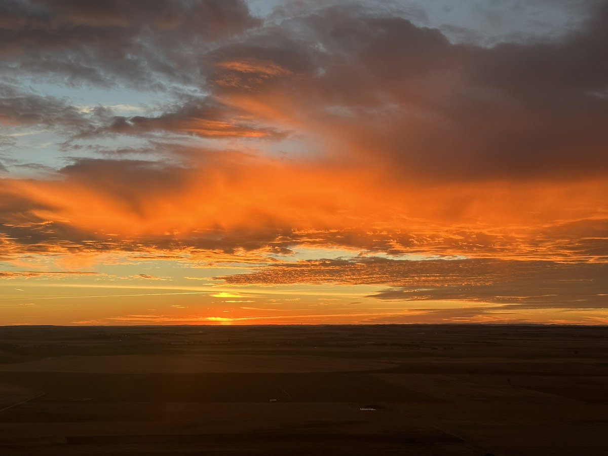 ayto_uruena's tweet photo. Atardecer con iridiscencia.
#urueña https://t.co/yuuErwX1s1