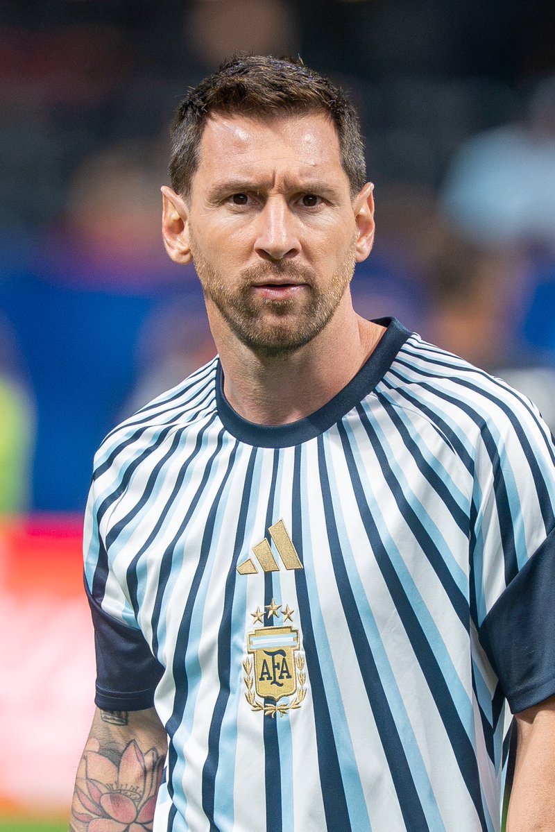 LatinoFullback's tweet photo. @Taucciiiii @ElectionMapsIF @GabagoolGroyper @WDemograph73569 Messi is absolutely white my nigga 😂 😂 either you’re trolling or you genuinely need therapy.  You’re on Twitter too much. You Anglo purists are nonsensical. https://t.co/tE8M0c4gkR