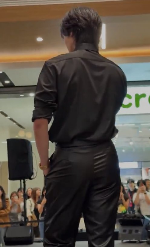 joongmisty's tweet photo. not him walking around with that body tea!! 

cr to the owner
DUNK AT URANUS CHAENGWATTANA
#UranusClinicxDunk https://t.co/V6eyoeg87v