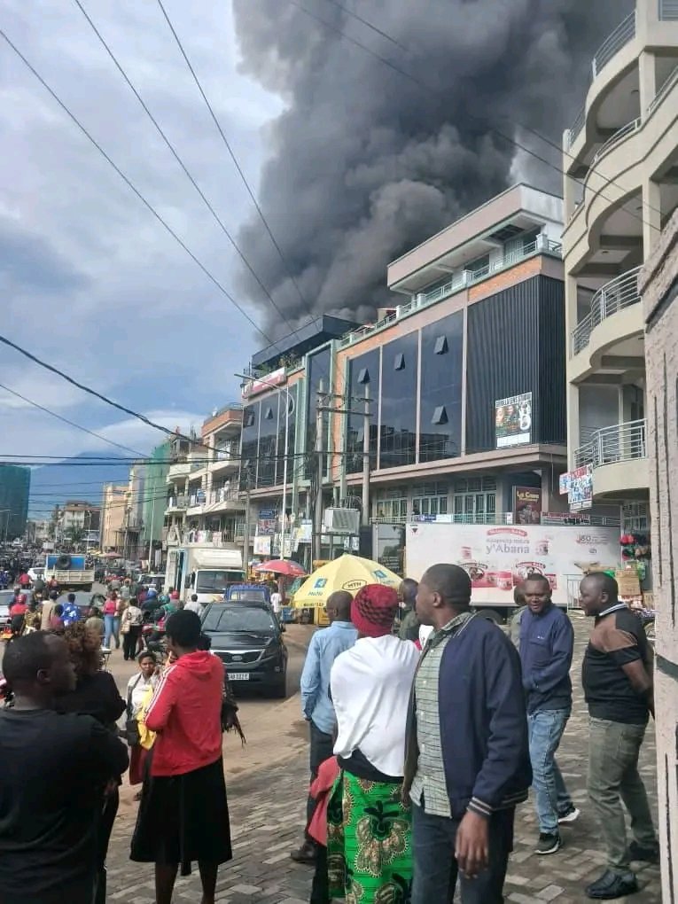 N42663Lambert's tweet photo. AMAFOTO: Isoko rya Musanze rizwi nka Goico ryafashwe n'inkongi y'umriro ku manywa yo kuri uyu wa gatandatu. Ni inkongi y'umuriro yafashe mu gice cyo hejuru ikaba yatangiye mu masaha ya sa kumi.

#finilamtv https://t.co/d6v7LvvXsJ