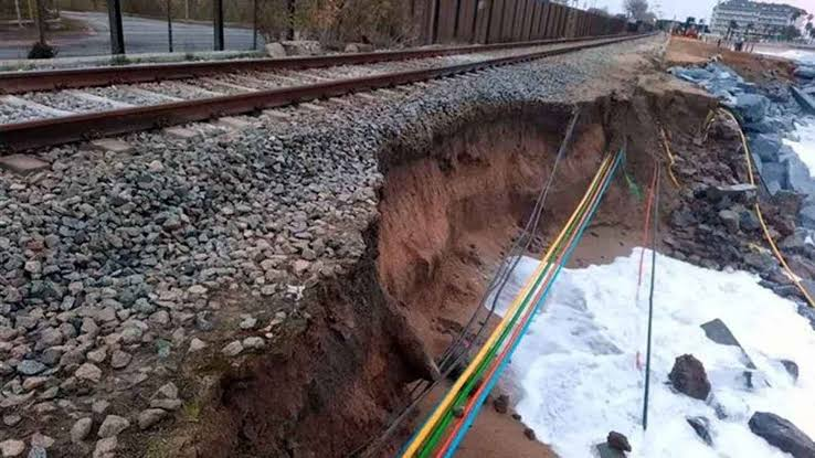 jm_mallarach's tweet photo. Fa anys que se sap, fa anys que els geòlegs ho repetim! però la indigència a que @Renfe  ha condemnat els trens de rodalies segueix tirant amb pedaços maldestres: qui dia passa any empeny! 👇👇👇 https://t.co/FNJPs5OgBI