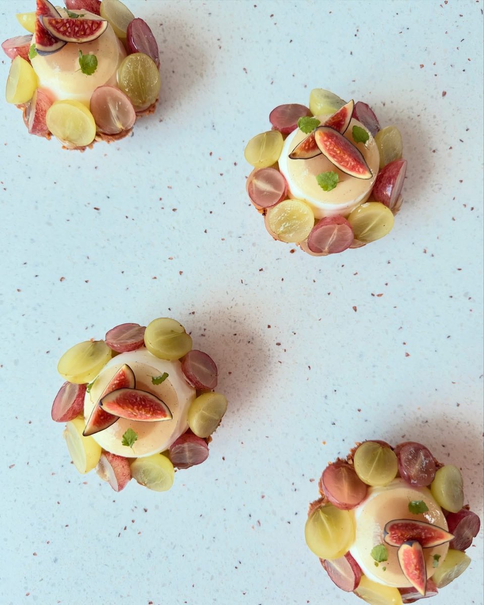 Manulecomptable's tweet photo. ✨ Tartelette figue · raisin · noisette

Une création de saison tout en douceur, où la gourmandise de la noisette rencontre la fraîcheur du raisin et la délicatesse de la figue.

Tout ça fait maison par mon mari 😋

📍 Saint-Maur-des-Fossés (94) https://t.co/MJhhZP8dDn