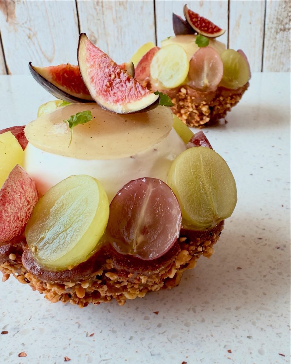Manulecomptable's tweet photo. ✨ Tartelette figue · raisin · noisette

Une création de saison tout en douceur, où la gourmandise de la noisette rencontre la fraîcheur du raisin et la délicatesse de la figue.

Tout ça fait maison par mon mari 😋

📍 Saint-Maur-des-Fossés (94) https://t.co/MJhhZP8dDn