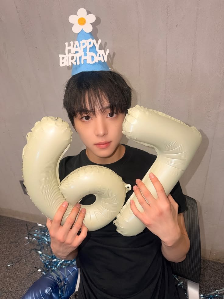 backjunhyuk's tweet photo. throwback when my birthday was celebrated by my own members. yeahhh  i was born on seventh june / 6 7 / six seven / 

the real six seven boy 676767 🤲🏻 https://t.co/43bm4KMmPv