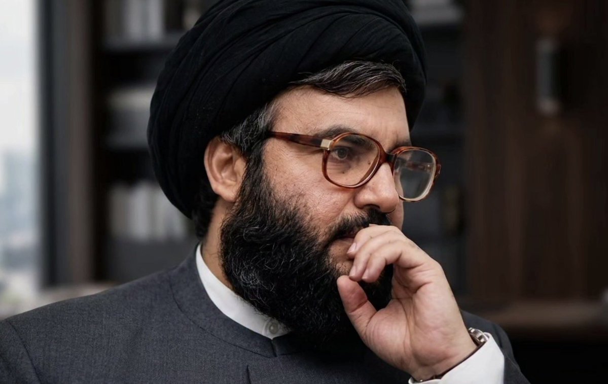 Shakiba_Samadi's tweet photo. شهید‌ سید‌ حسن‌ نصرالله: این‌ را به‌ نام‌ من‌ بنویسید و ثبت‌ کنید؛
تمام‌ کشورهای‌ منطقه‌ از‌ بزرگ‌ و‌ کوچک سقوط‌ خواهند کرد و ایران‌ پایدار‌ خواهد ماند! https://t.co/LkmnE6JYk2