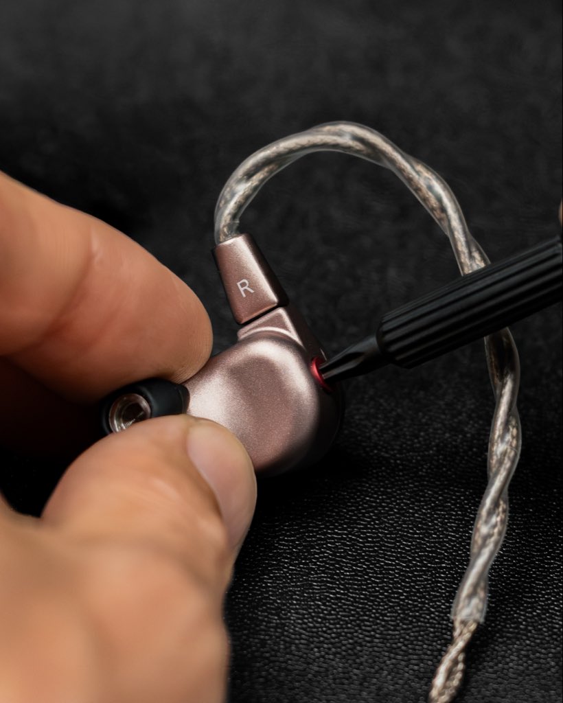 64audio's tweet photo. Flagship performance with the listener in the driver’s seat. With 32 possible tuning configurations, everything from preference to source material can be adjusted for. 

Four back-vent filters regulate the pneumatic loading of the isobaric dynamic drivers resulting in 8db of range in the low frequency register

Two stainless steel tia™ screens control high-frequency damping for 2db of range.