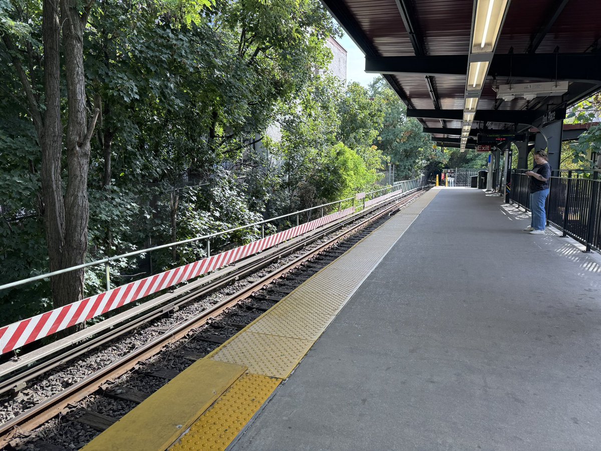 ShabazzStuart's tweet photo. The most idyllic platform in NYC? https://t.co/qhavJBWsGI